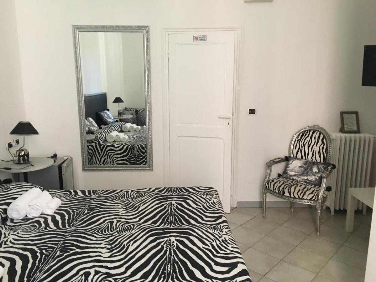 Habitación con cama extragrande y balcón