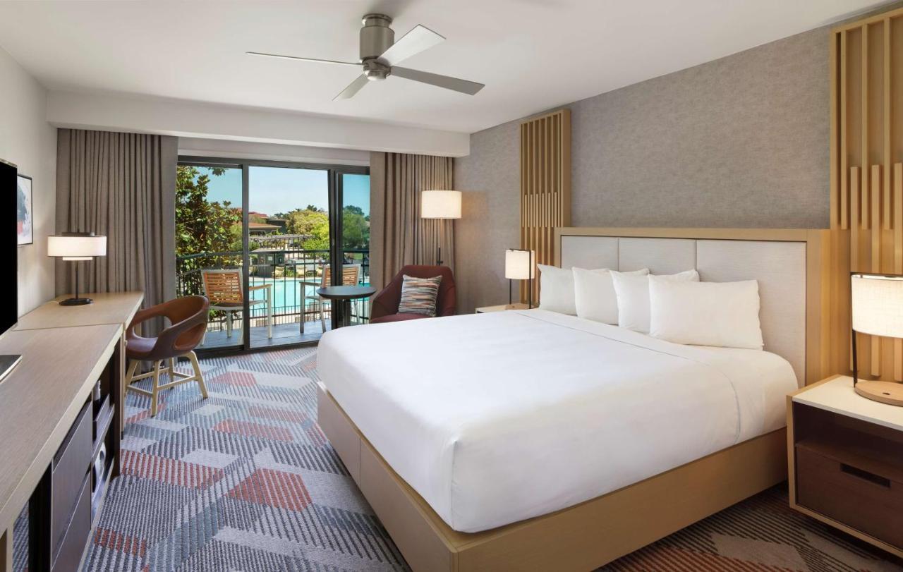 Zimmer mit Kingsize-Bett, Balkon und Blick auf den Golfplatz