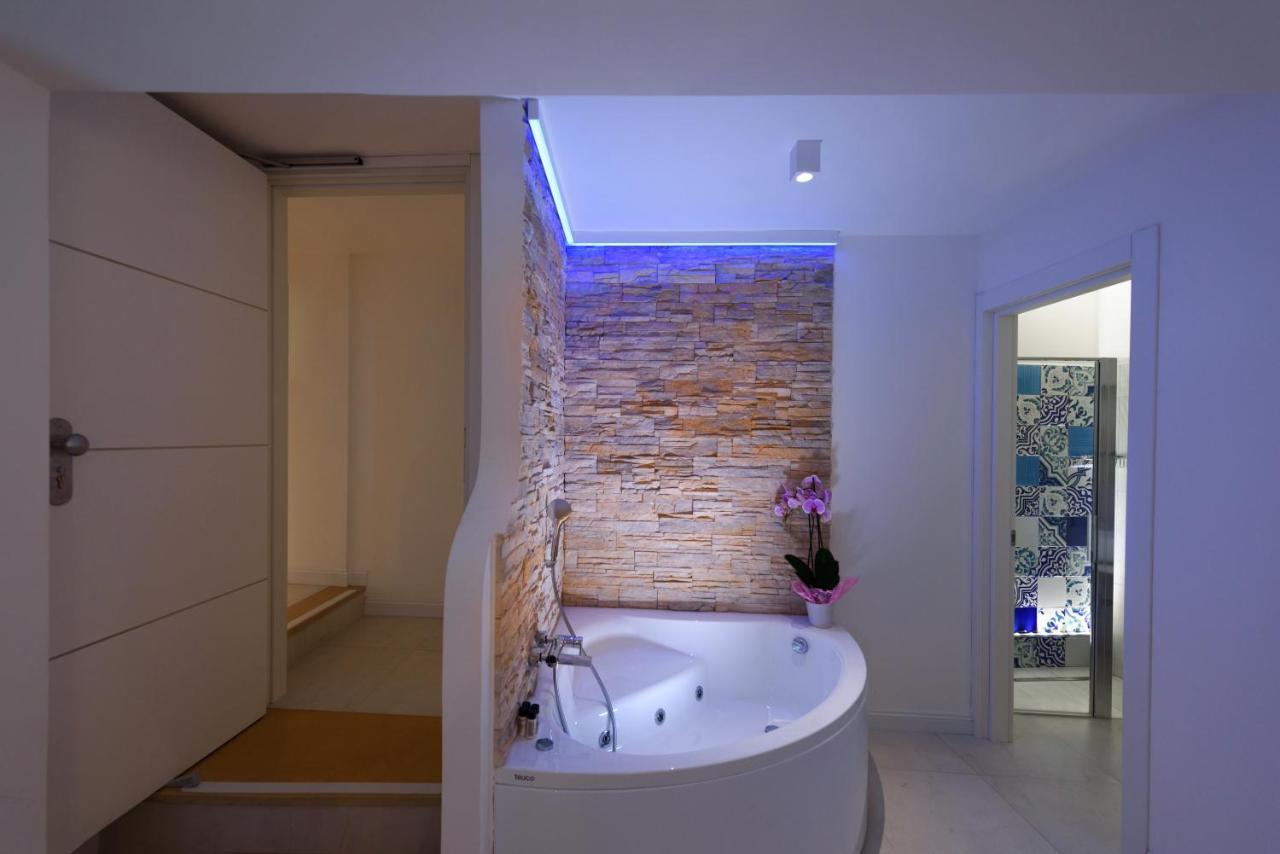 Deluxe Double Room with Private Jacuzzi,1032802469:JPEG