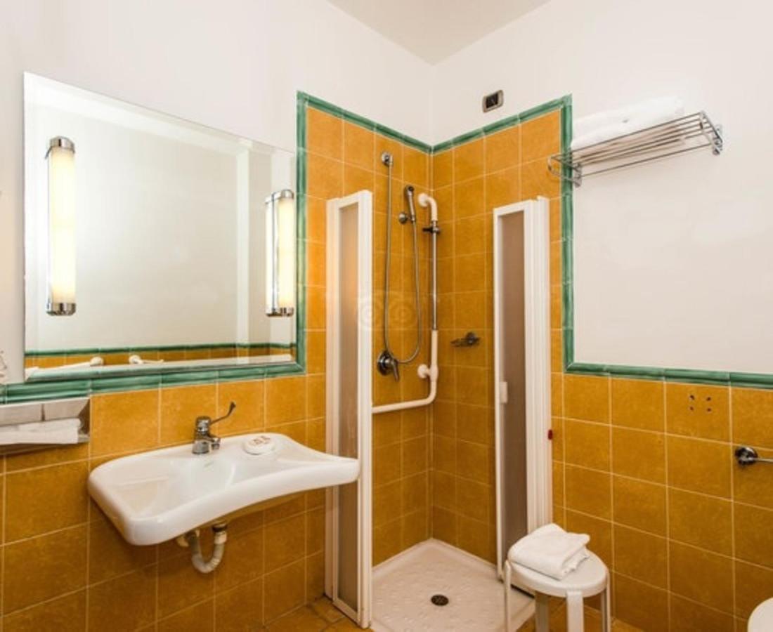 Quarto com Cama de Casal ou 2 de Solteiro