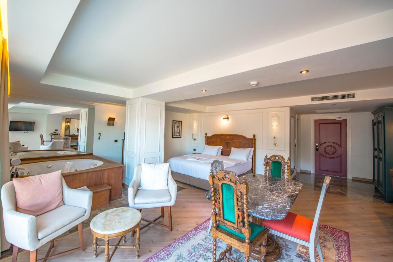 Habitación Deluxe con vistas parciales al mar y bañera de hidromasaje