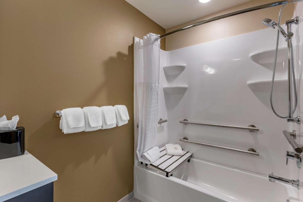 King Suite - Mobility and Hearing Accessible/Non-Smoking