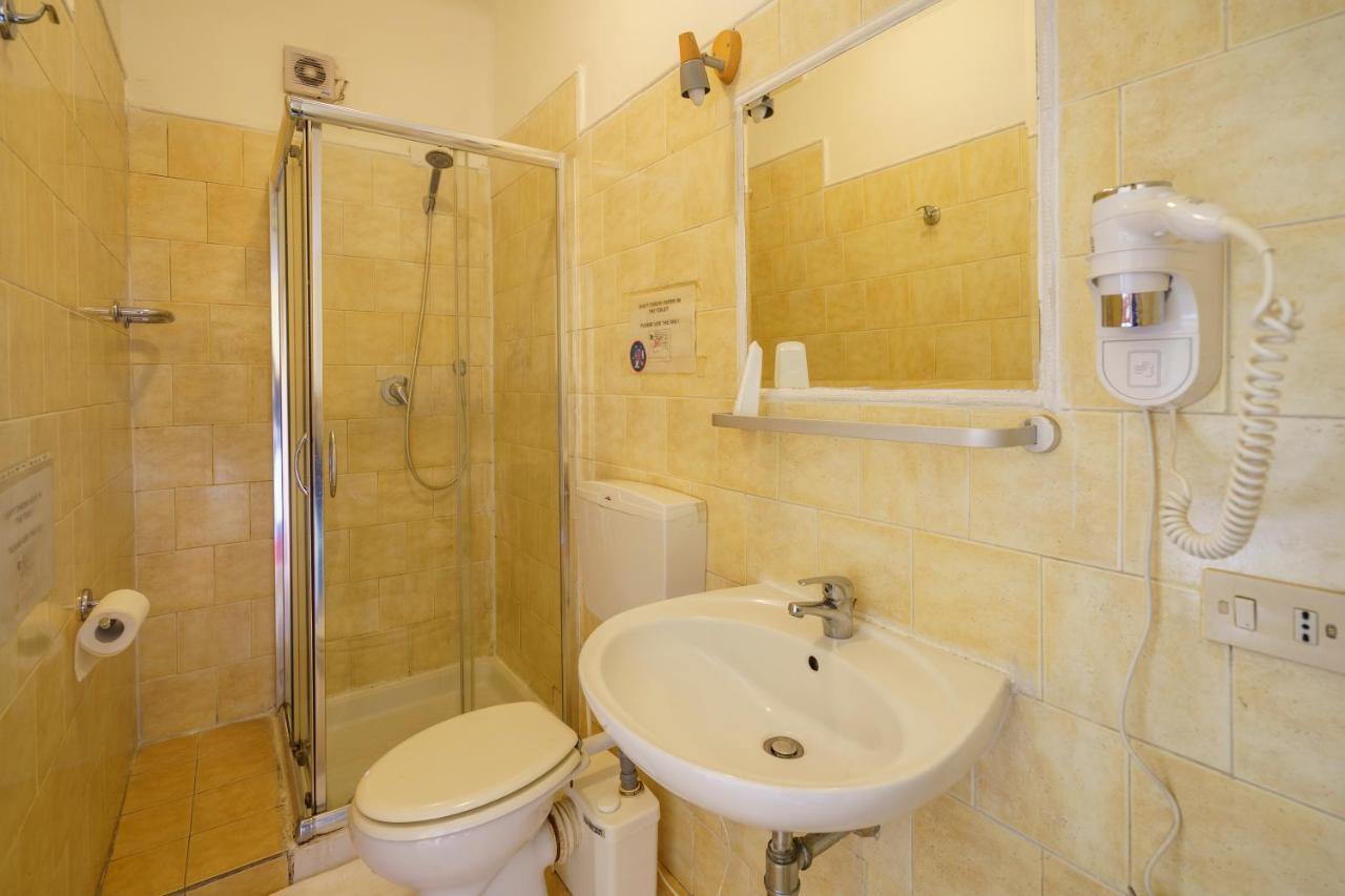 Quadruple Room with Private Bathroom