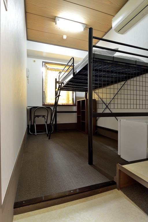 Eenpersoonskamer met Hoog Bed en Gedeelde Badkamer
