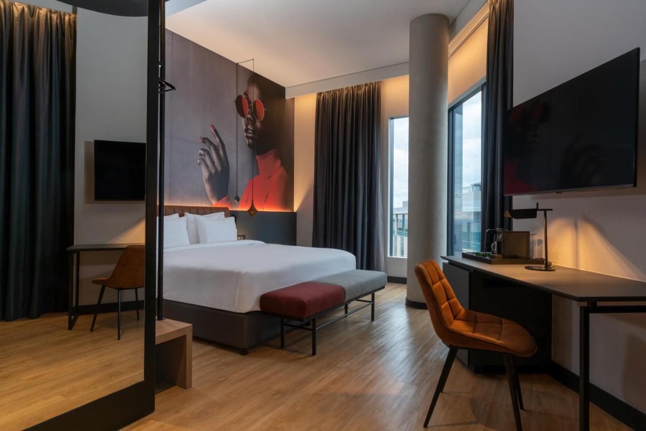One-Bedroom Premium Suite with Lounge Access