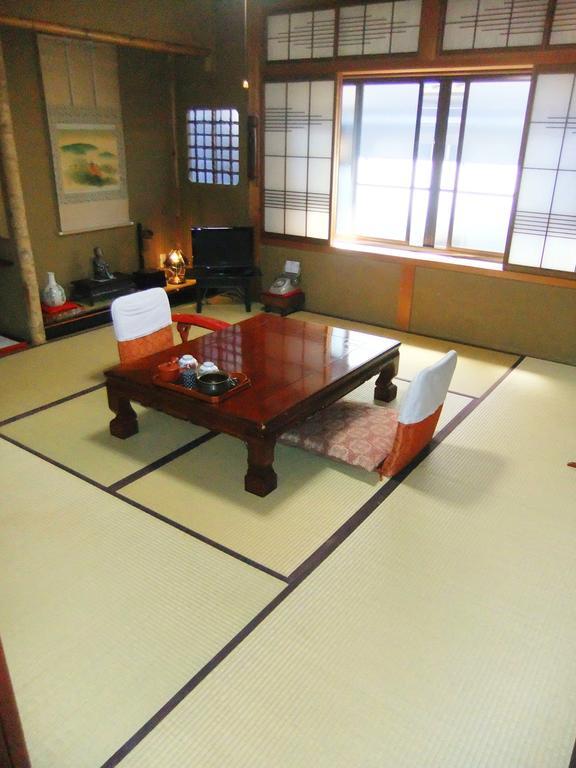 Chambre de Style Japonais avec Toilettes et Salle de Bains Communes - Côté Route