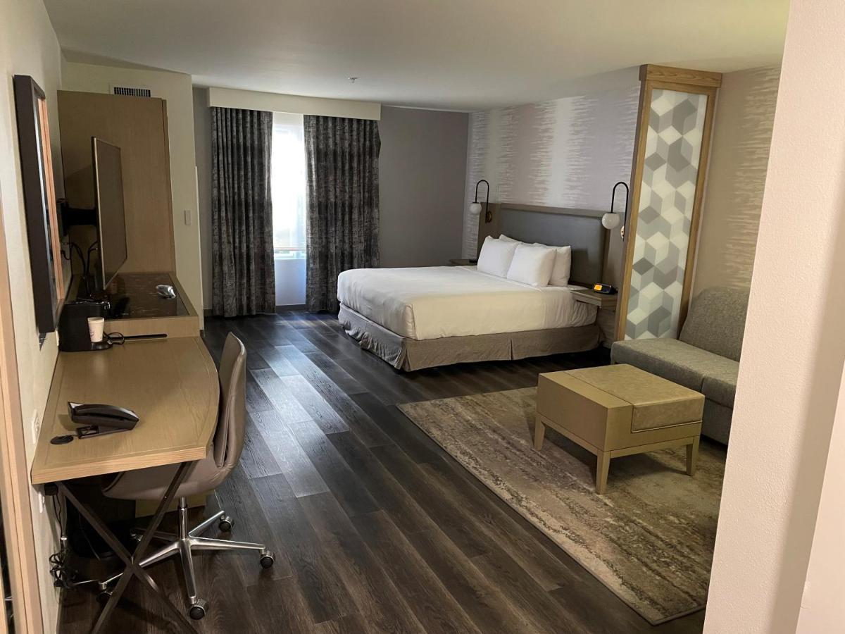 Habitación con cama extragrande y bañera adaptada para personas de movilidad reducida