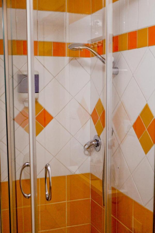 Camera Matrimoniale con Bagno in Comune