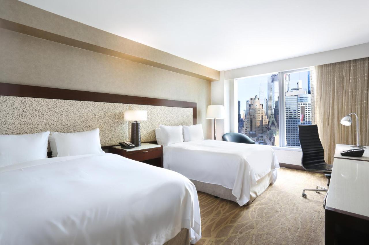 Premium Doppelzimmer mit 2 Doppelbetten und Blick auf die Innenstadt