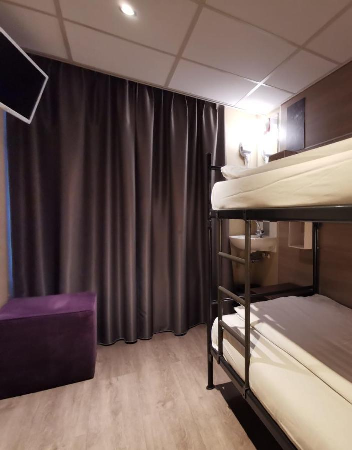 Camera Doppia con Letti Singoli e Bagno in Comune