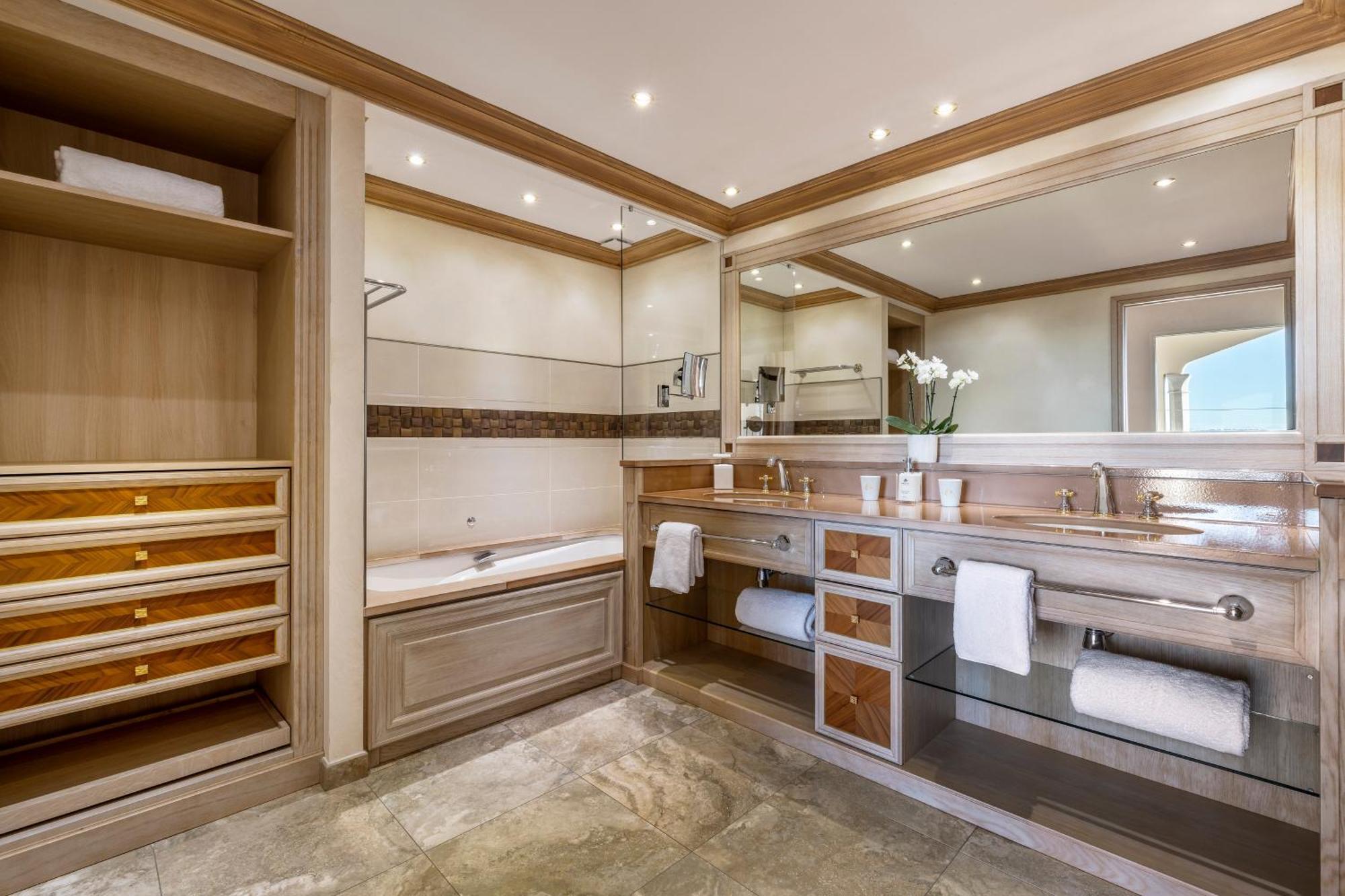 Suite mit Kingsize-Bett und Meerblick