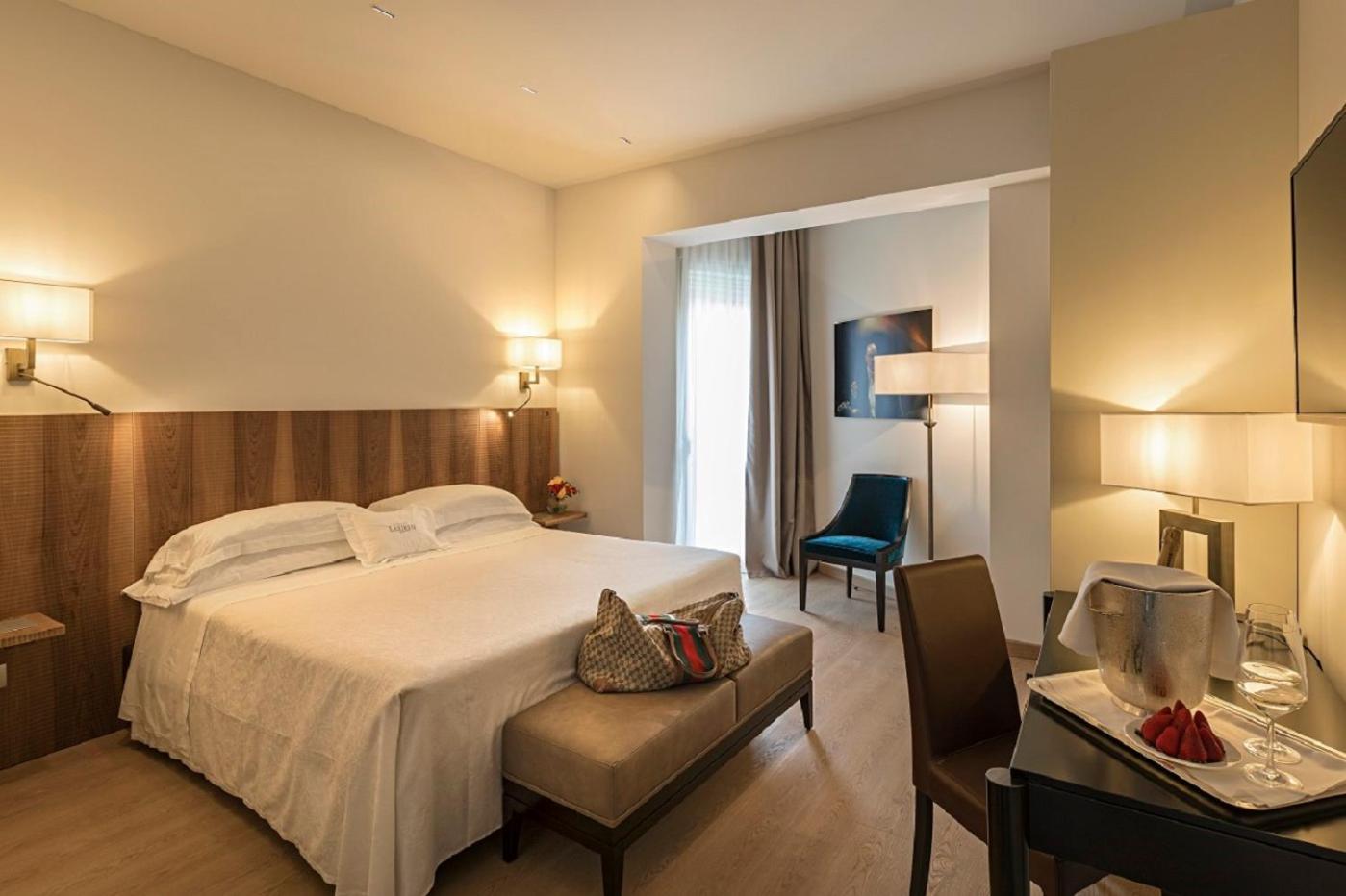 Superior Doppelzimmer mit teilweisem Seeblick und kleinem Balkon