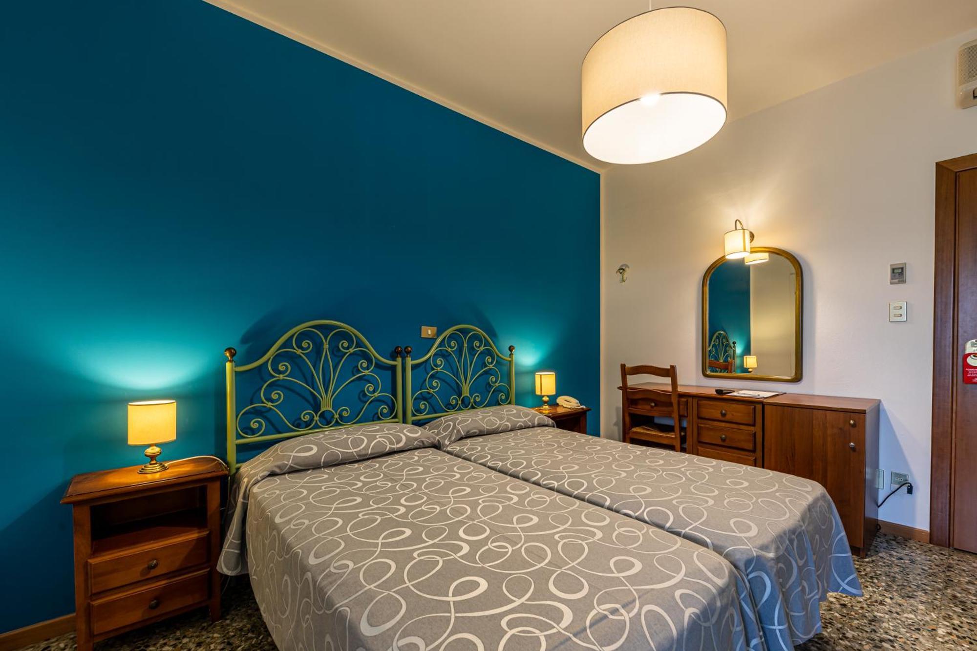 Standard Double or Twin Room,1218184978:JPEG