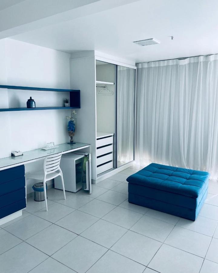 Suíte com Cama King-size e Banheira de Hidromassagem