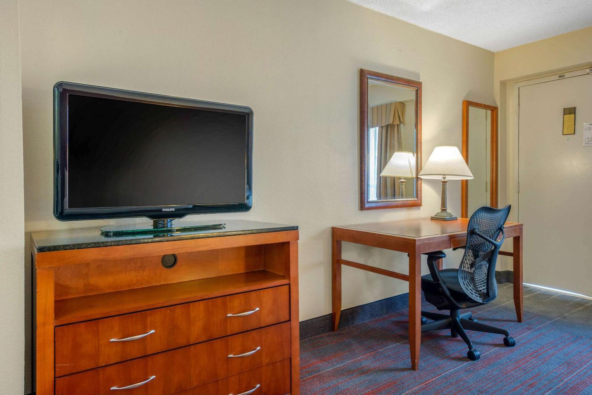King Room with Roll-In Shower - Accessible/Non-Smoking