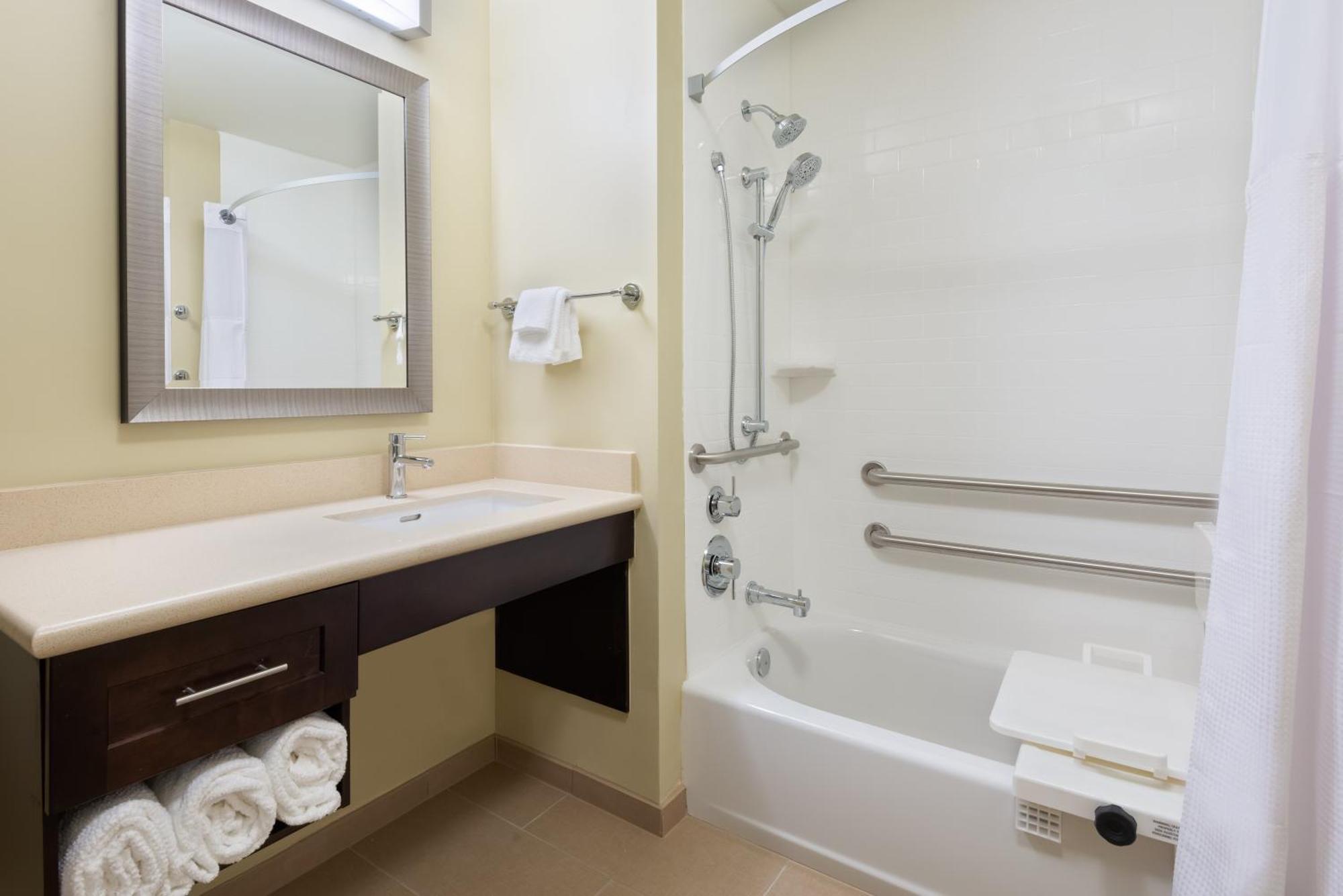 Studio-Suite mit Queensize-Bett und barrierefreier Badewanne