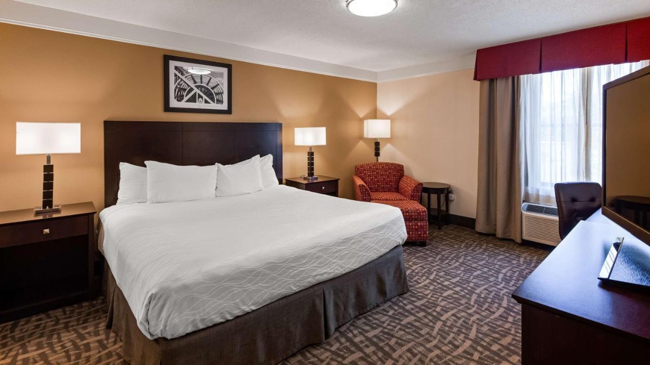 Queen Room with Roll-In Shower - ADA