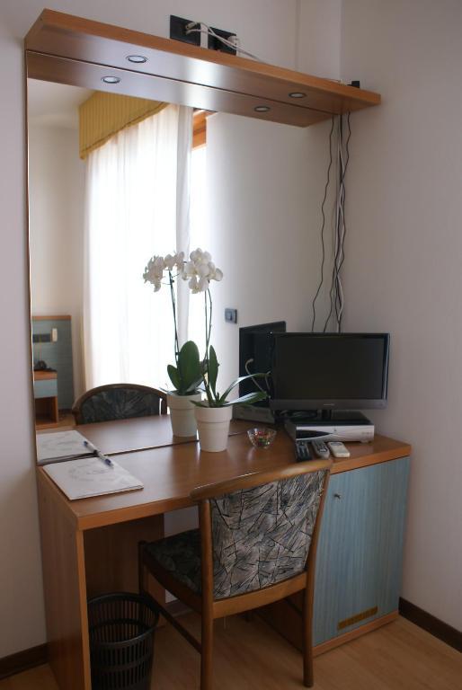 Doppel-/Zweibettzimmer mit Balkon und Meerblick