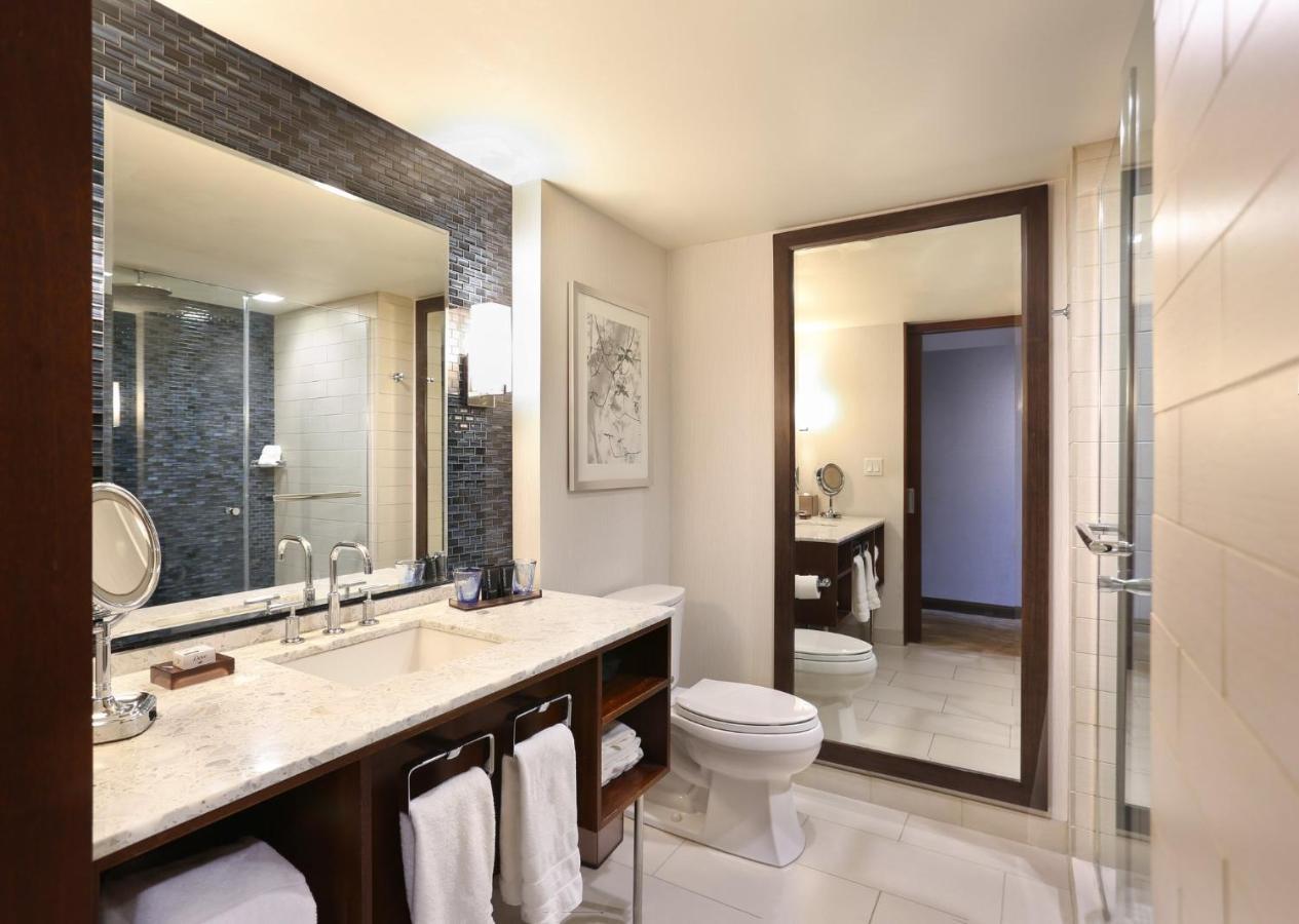Junior Suite mit Kingsize-Bett und Blick auf die Innenstadt