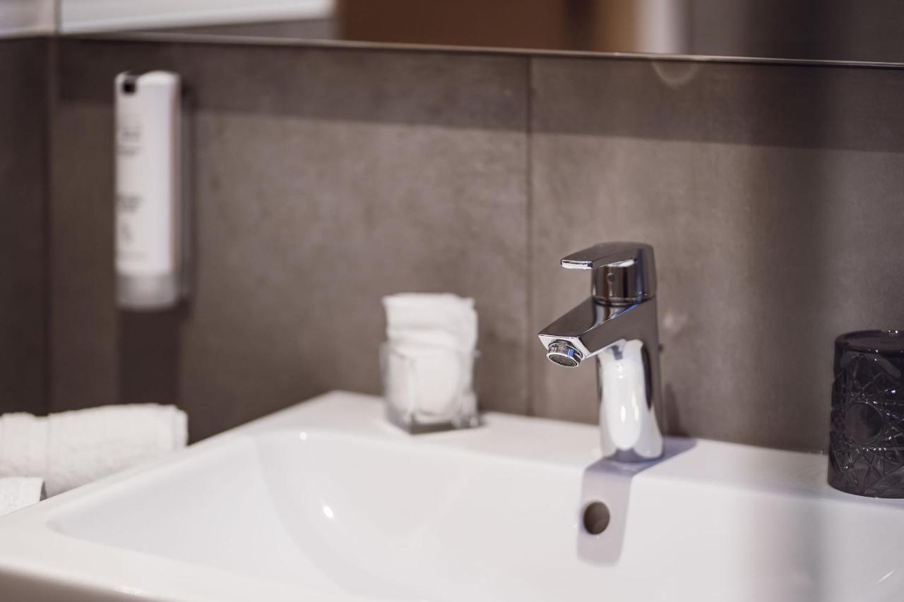 One-Bedroom Apartment,1342362287:JPEG