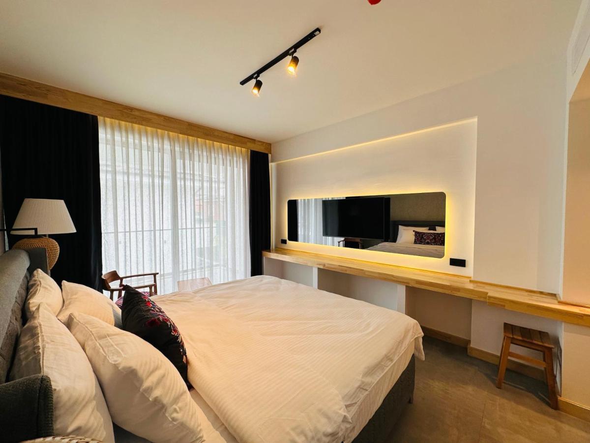 Kamer met Kingsize Bed en Uitzicht op het Zwembad