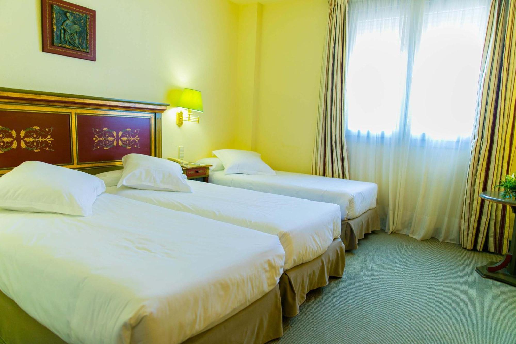 Quarto Triplo (2 Adultos + 1 Criança)