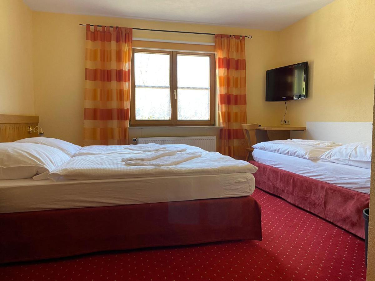 Dreibettzimmer mit Bad