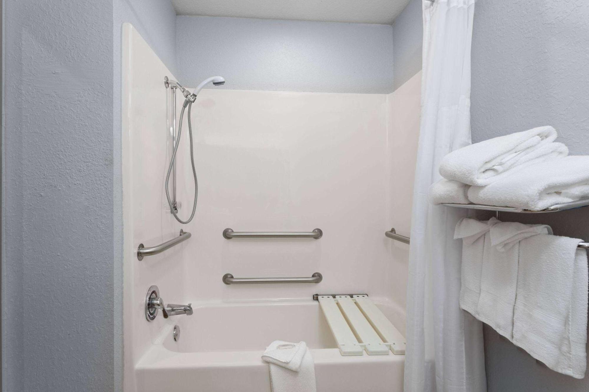 1 Queen Bed, Mobility/Hearing Impared Access Studio Suite, Non-Smoking