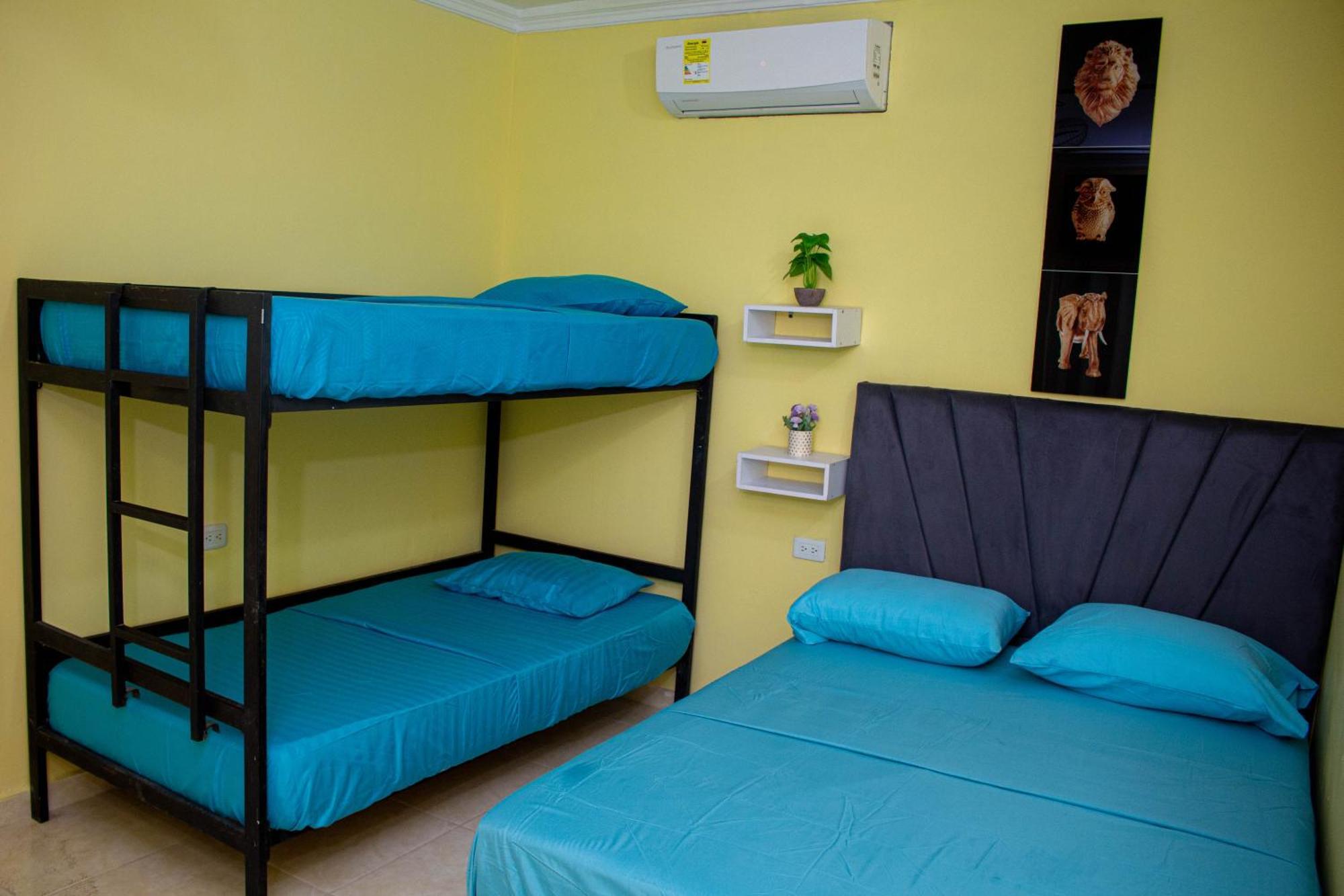 Habitación compartida femenina de 4 camas