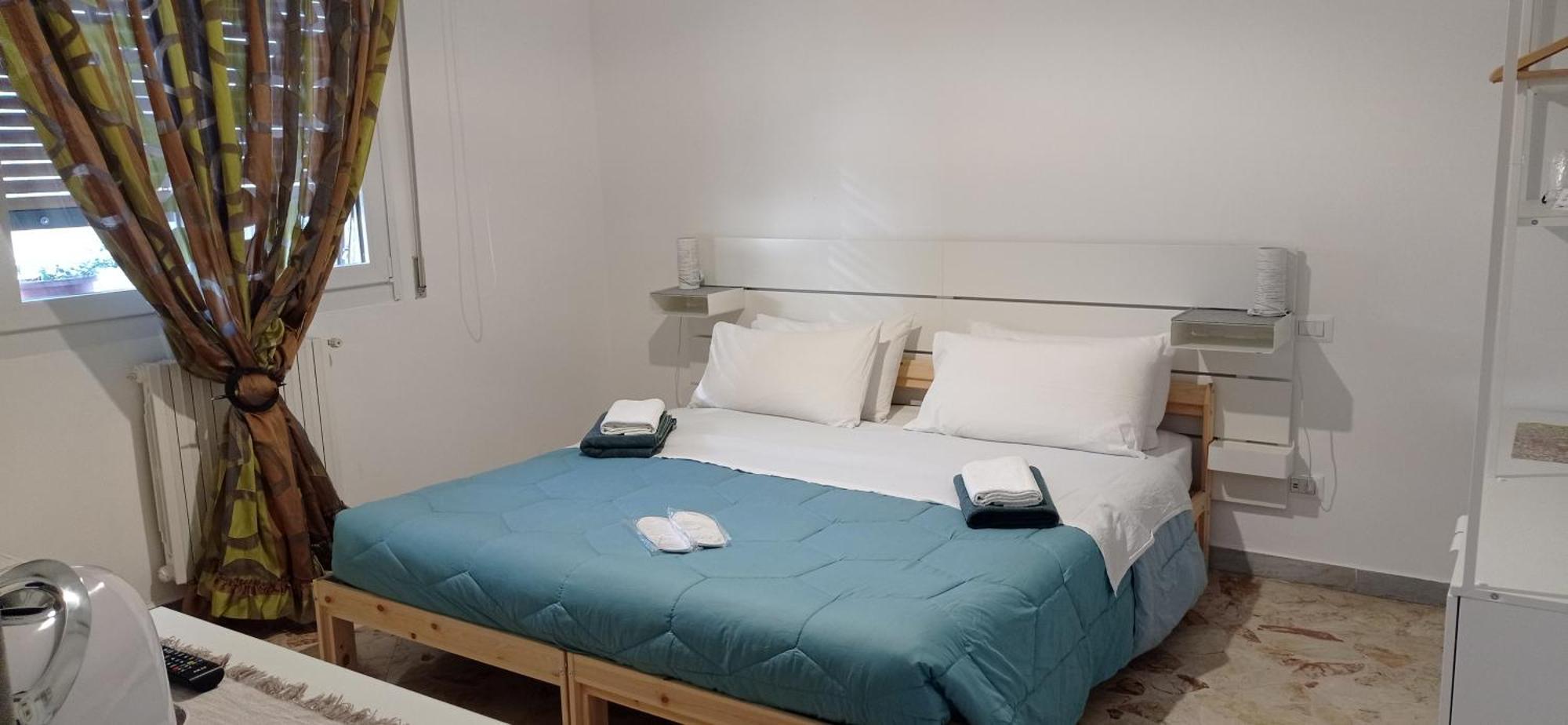 Quarto com Cama de Casal ou 2 de Solteiro e Banheiro