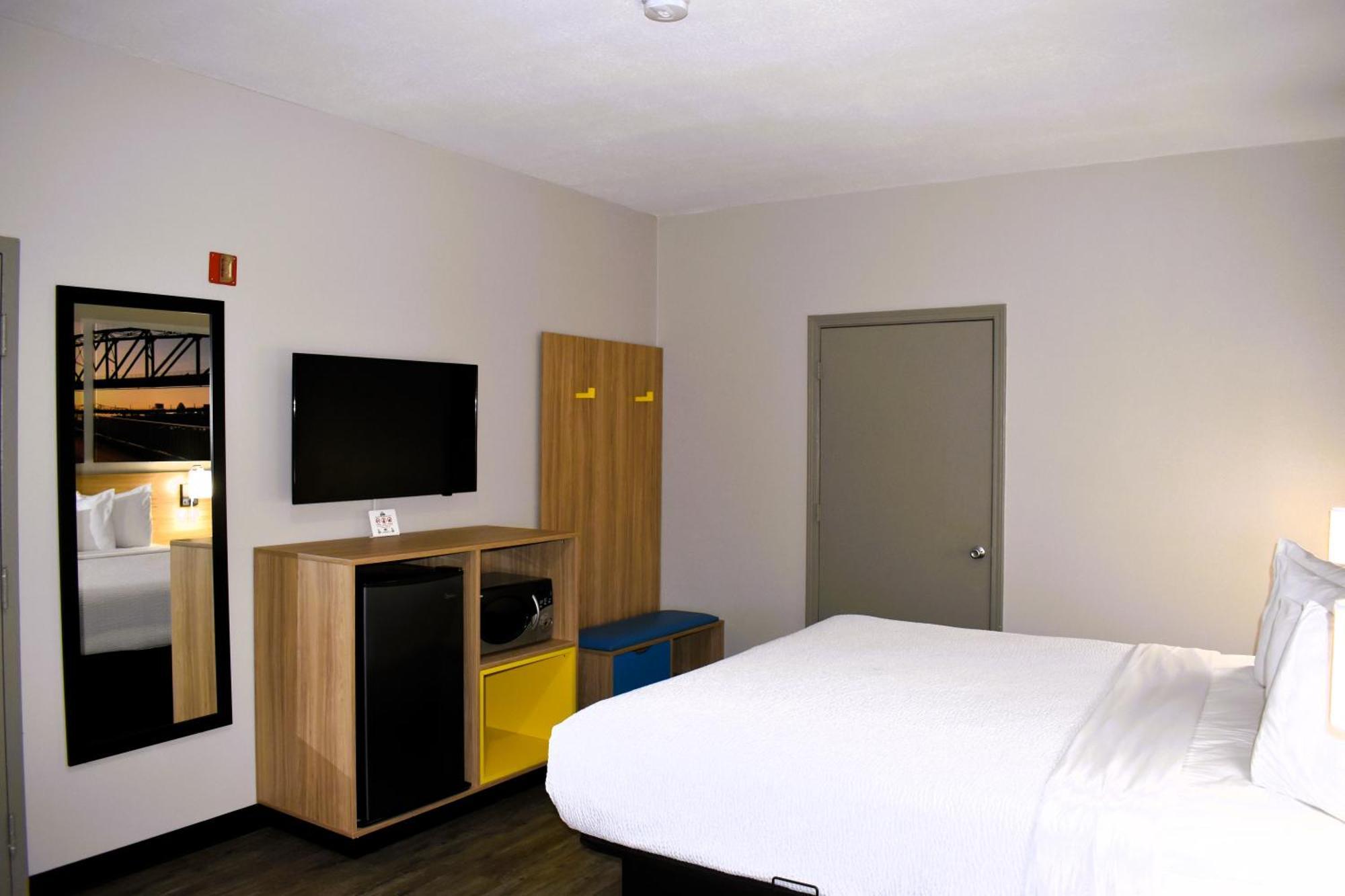 King Room with Roll-In Shower - Mobility Access/Non-Smoking