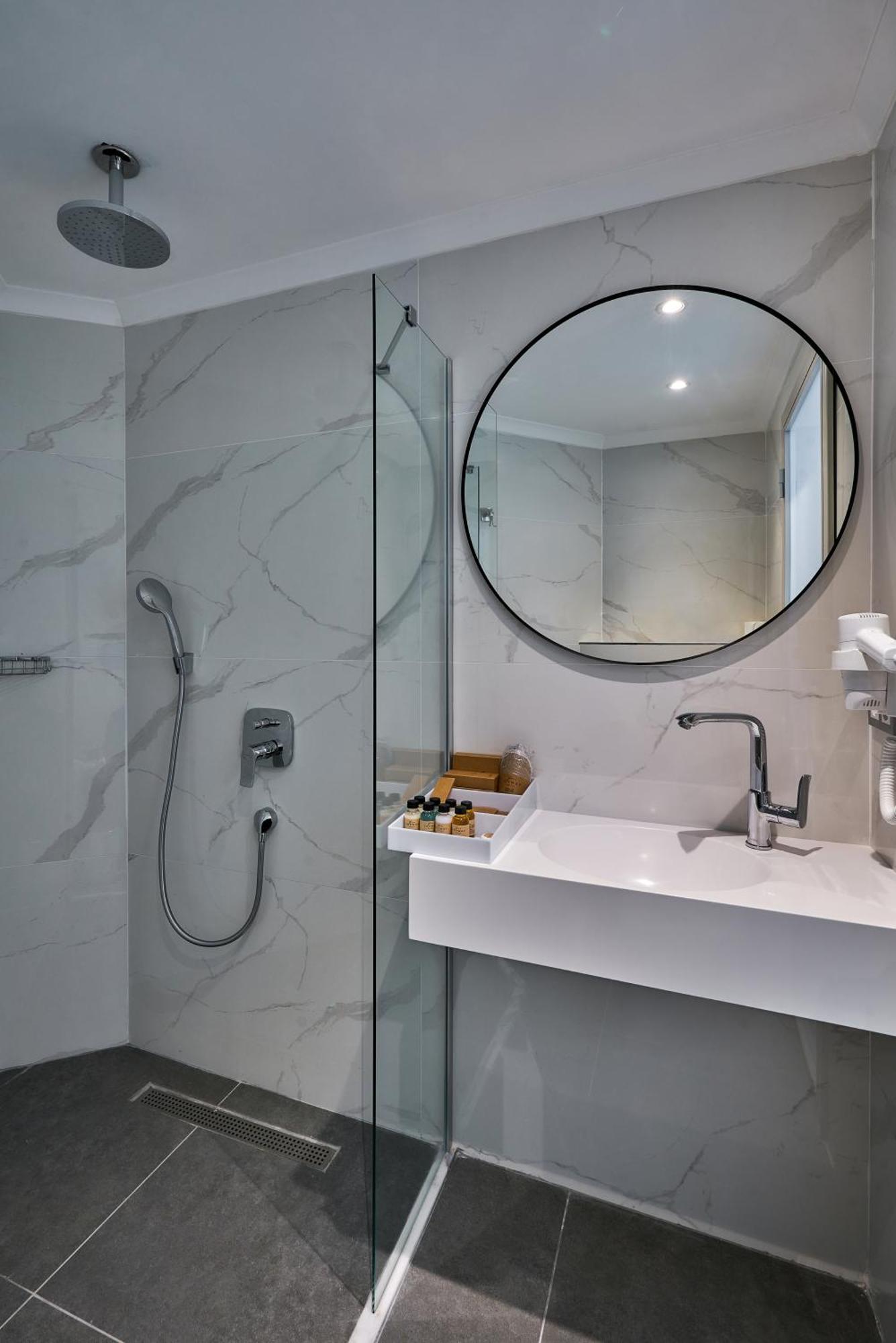 Deluxe Double Room with Side Sea View
