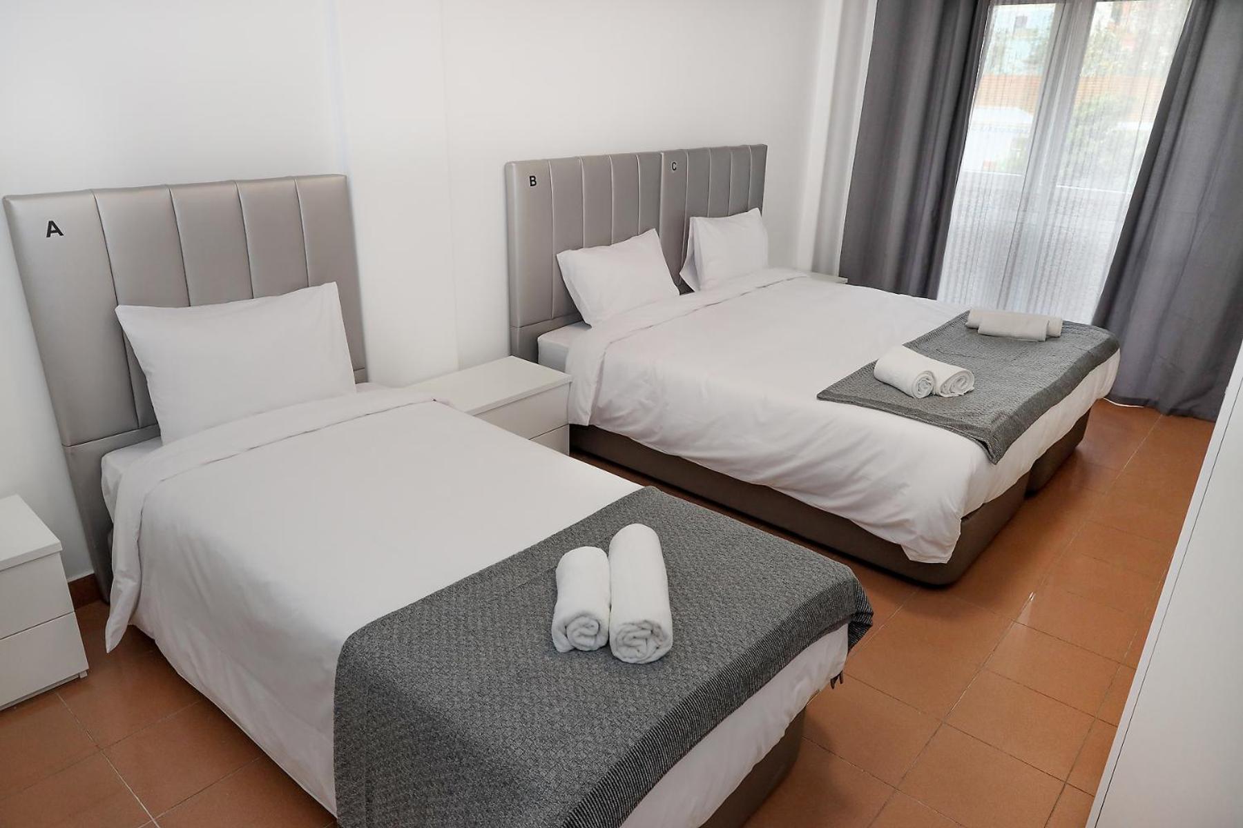 Quarto Triplo Básico com Casa de Banho Partilhada