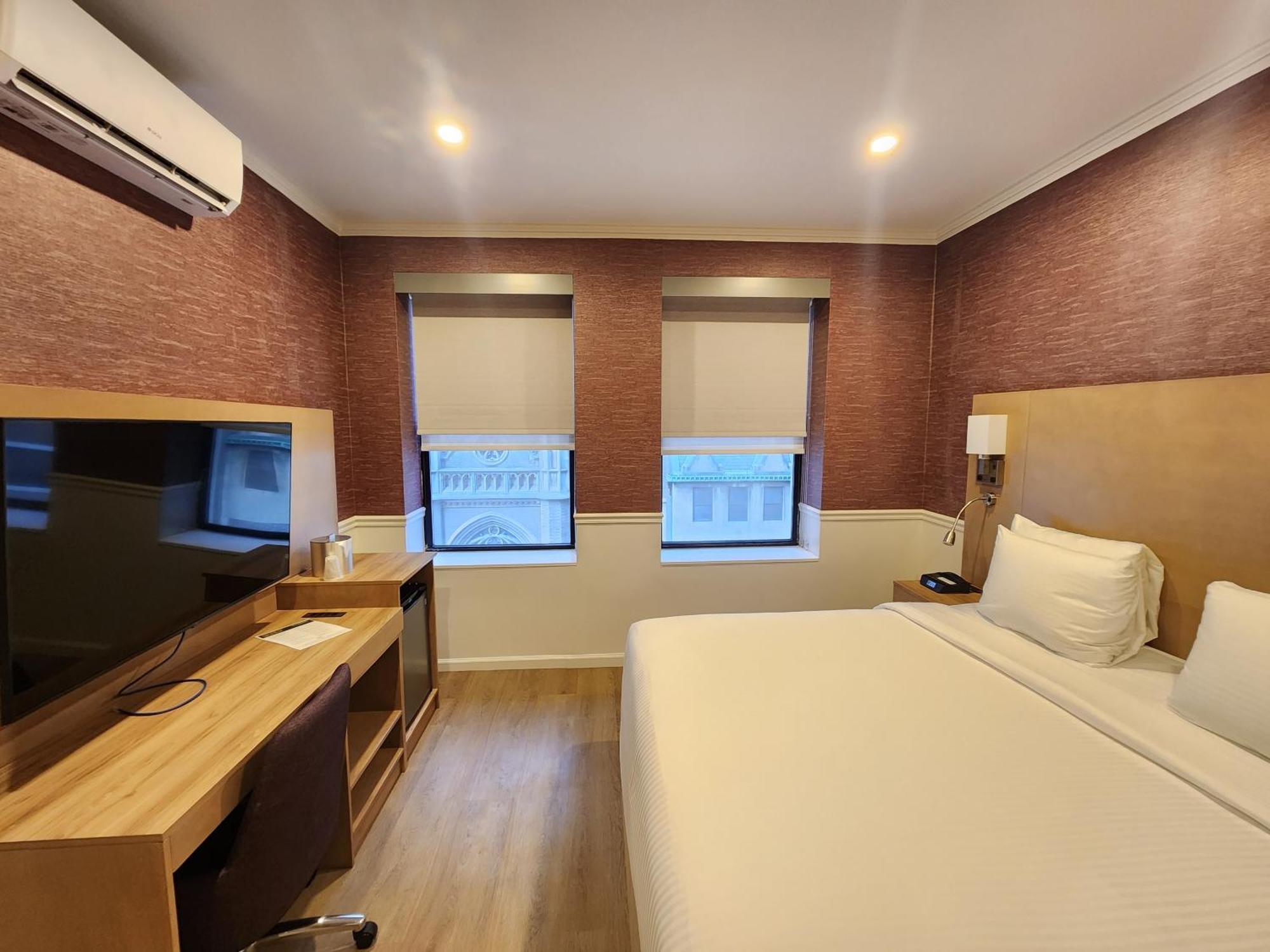 Deluxe Zimmer mit Kingsize-Bett und Stadtblick