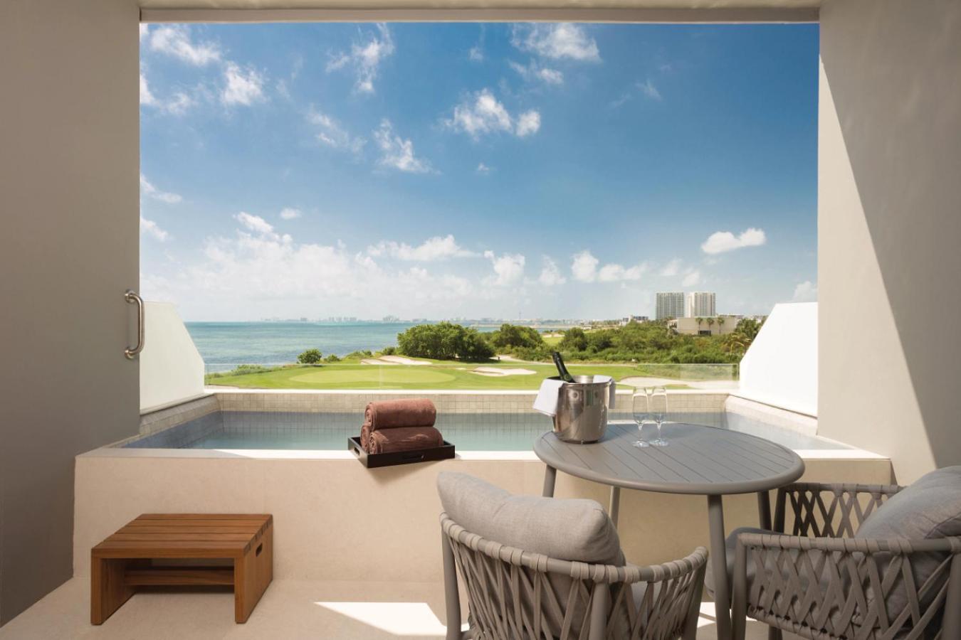 Quarto VIP Preferencial Deluxe com 2 Camas Queen-size, Piscina de Imersão e Vista do Mar