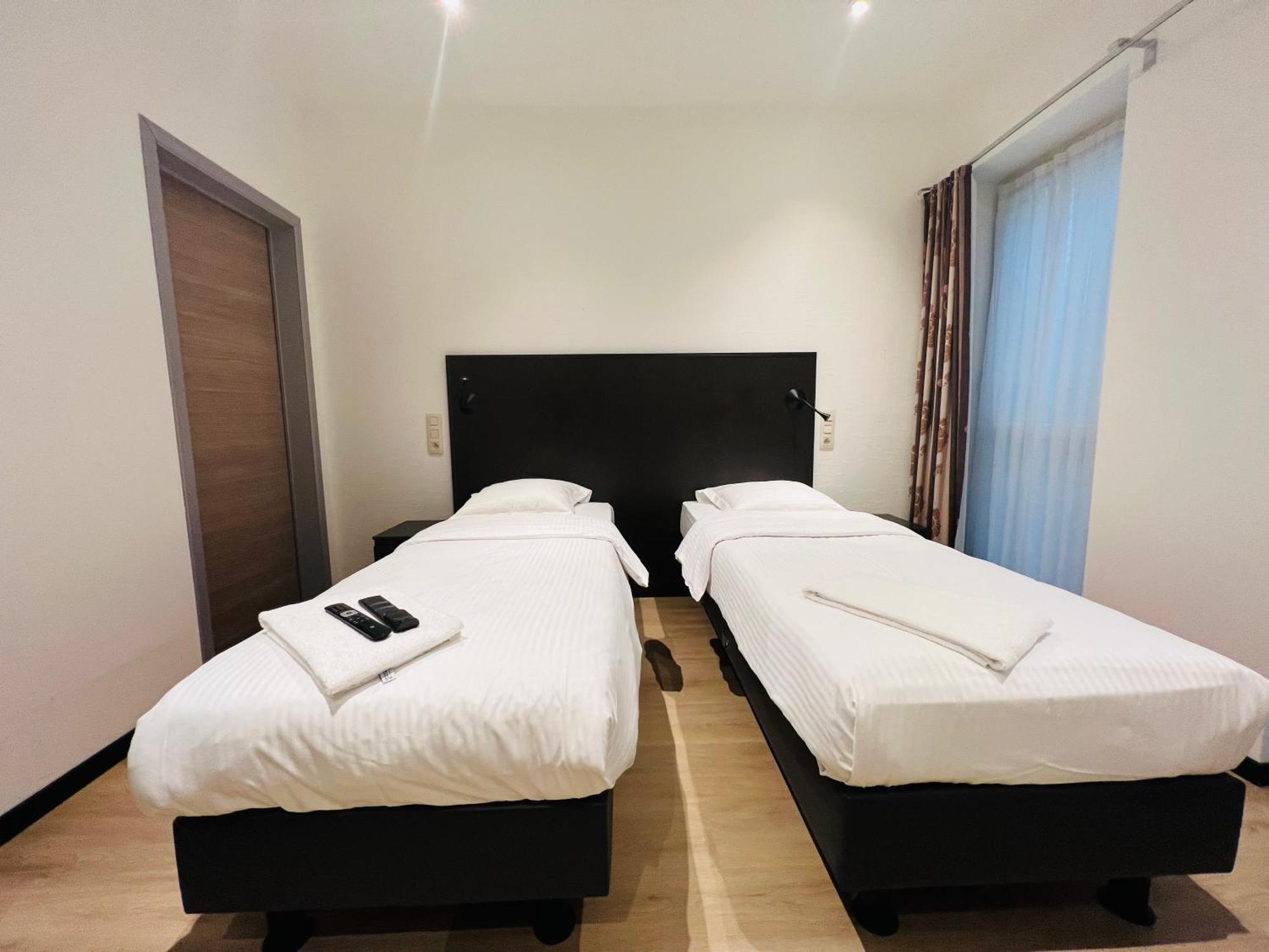 Twin Room,1541099698:JPEG
