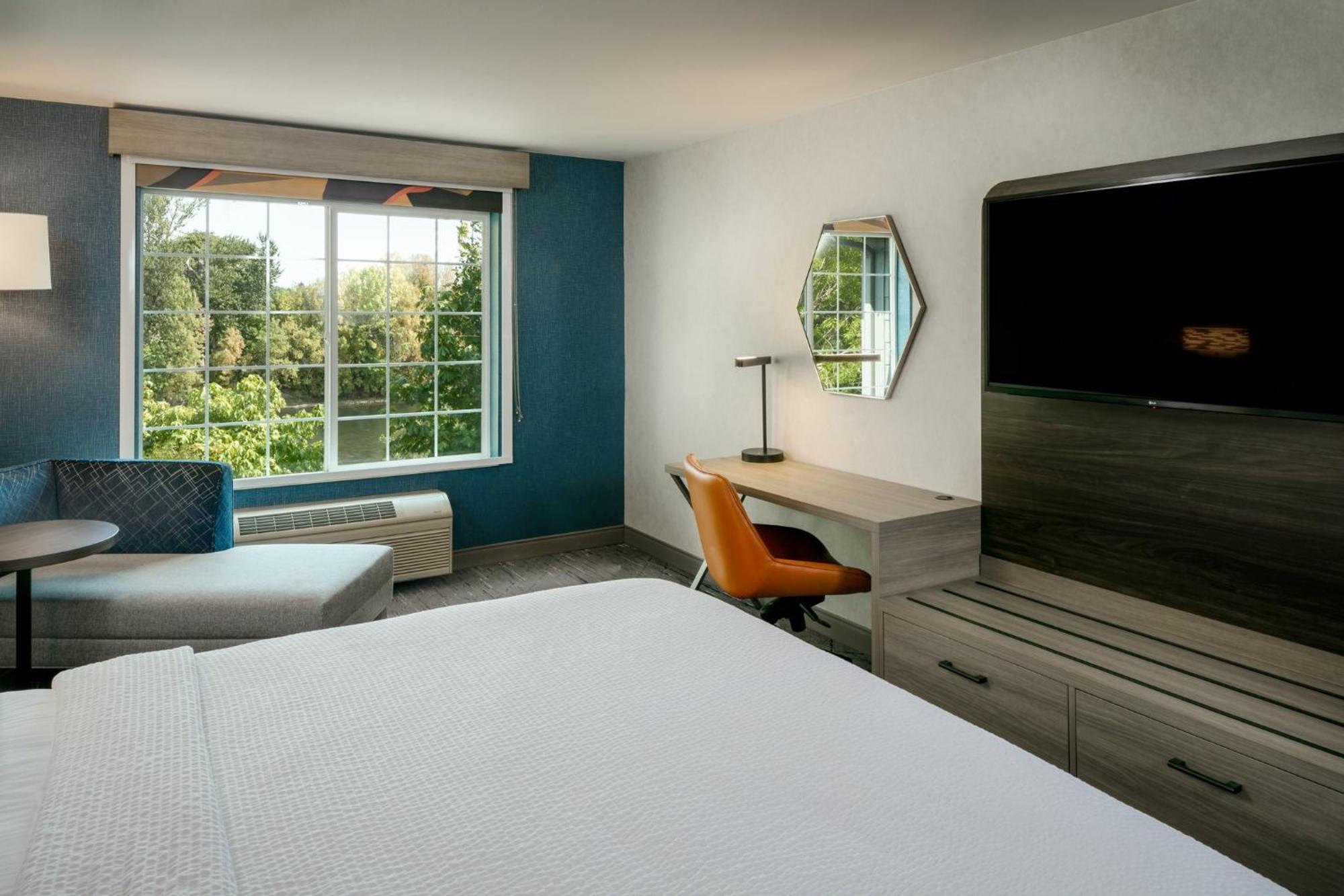 Standard King Room with River View