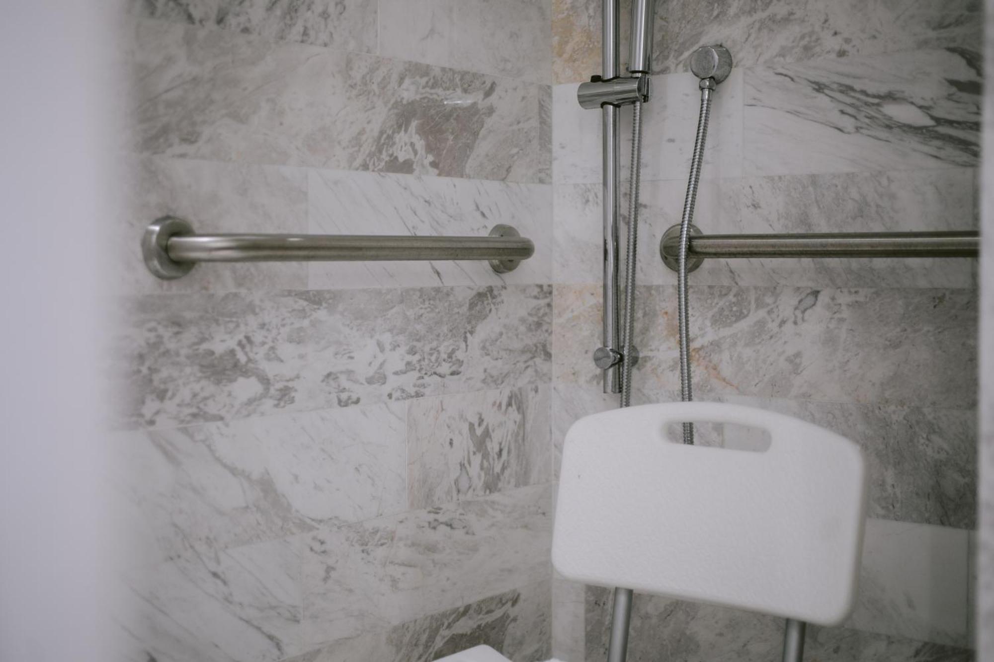 Habitación con ducha accesible en silla de ruedas - Adaptada para personas con discapacidad/discapacidad auditiva - Cama extragrande