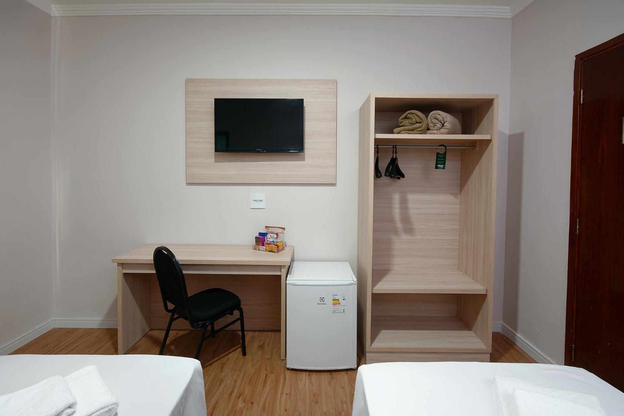 Quarto com 2 Camas de Solteiro