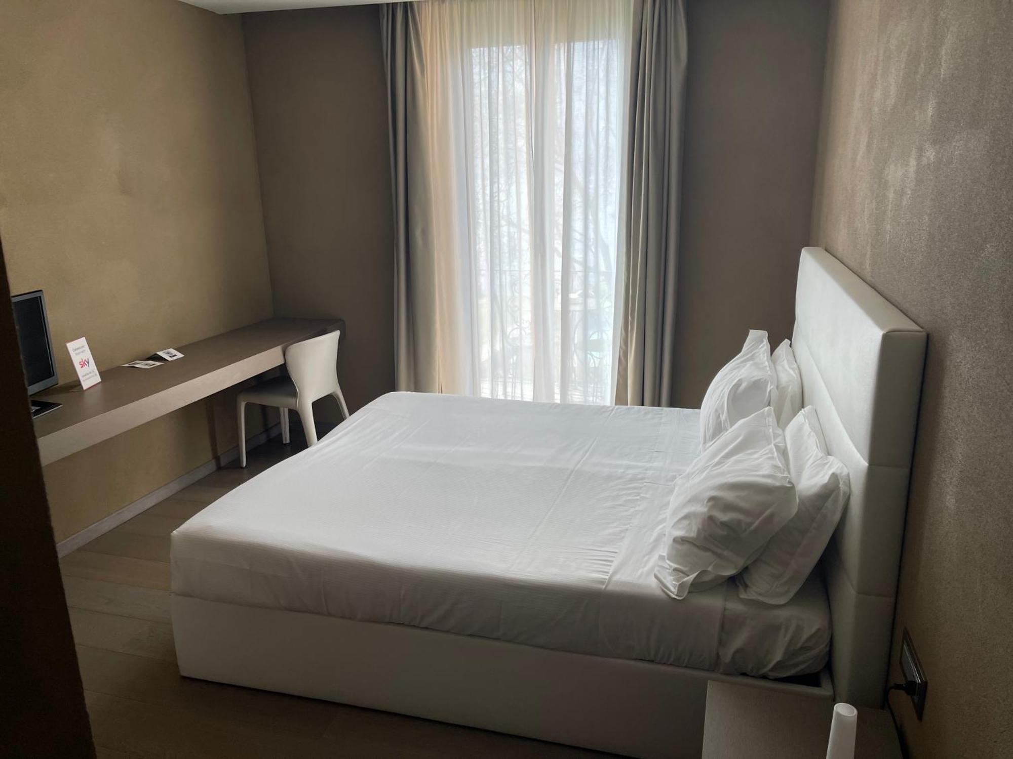 Double or Twin Room with Lake View