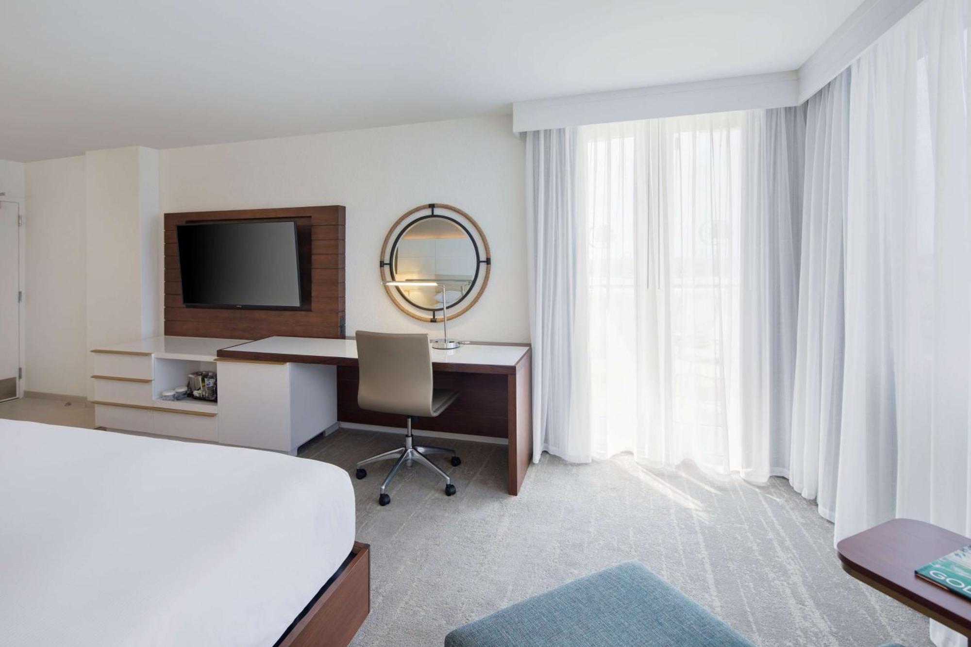 Deluxe King Room - Non-Smoking