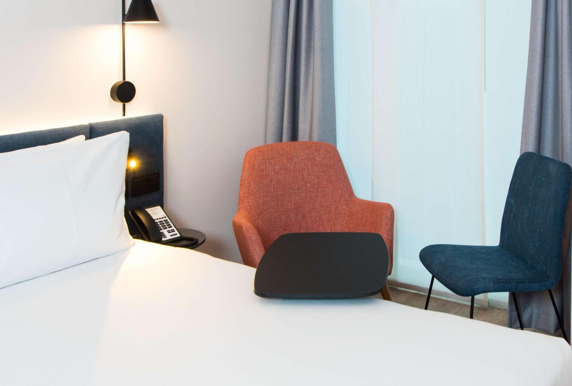 Habitación con cama grande