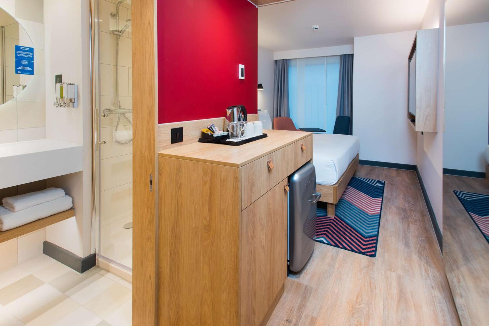 Habitación con cama extragrande.