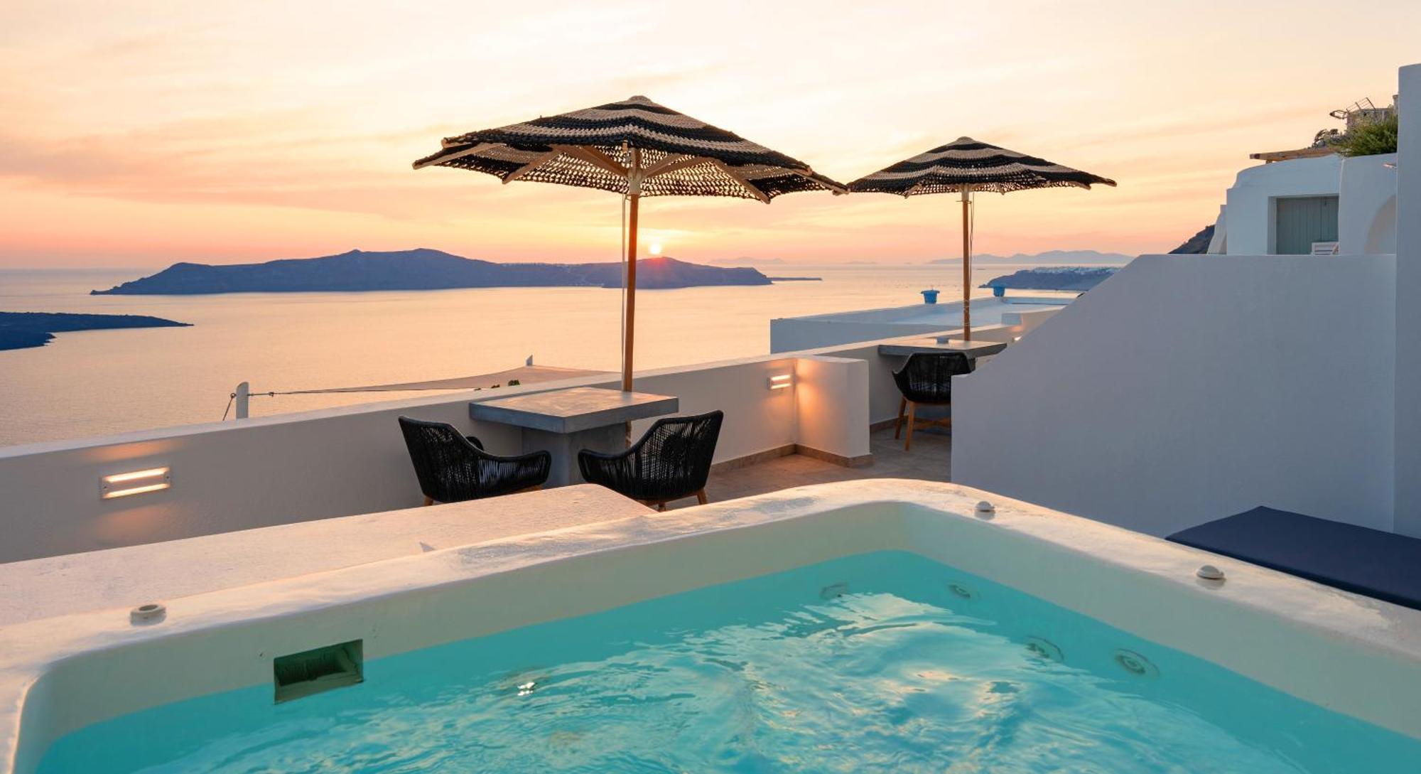 Inertia Suite with Outdoor Hot Tub and Caldera View