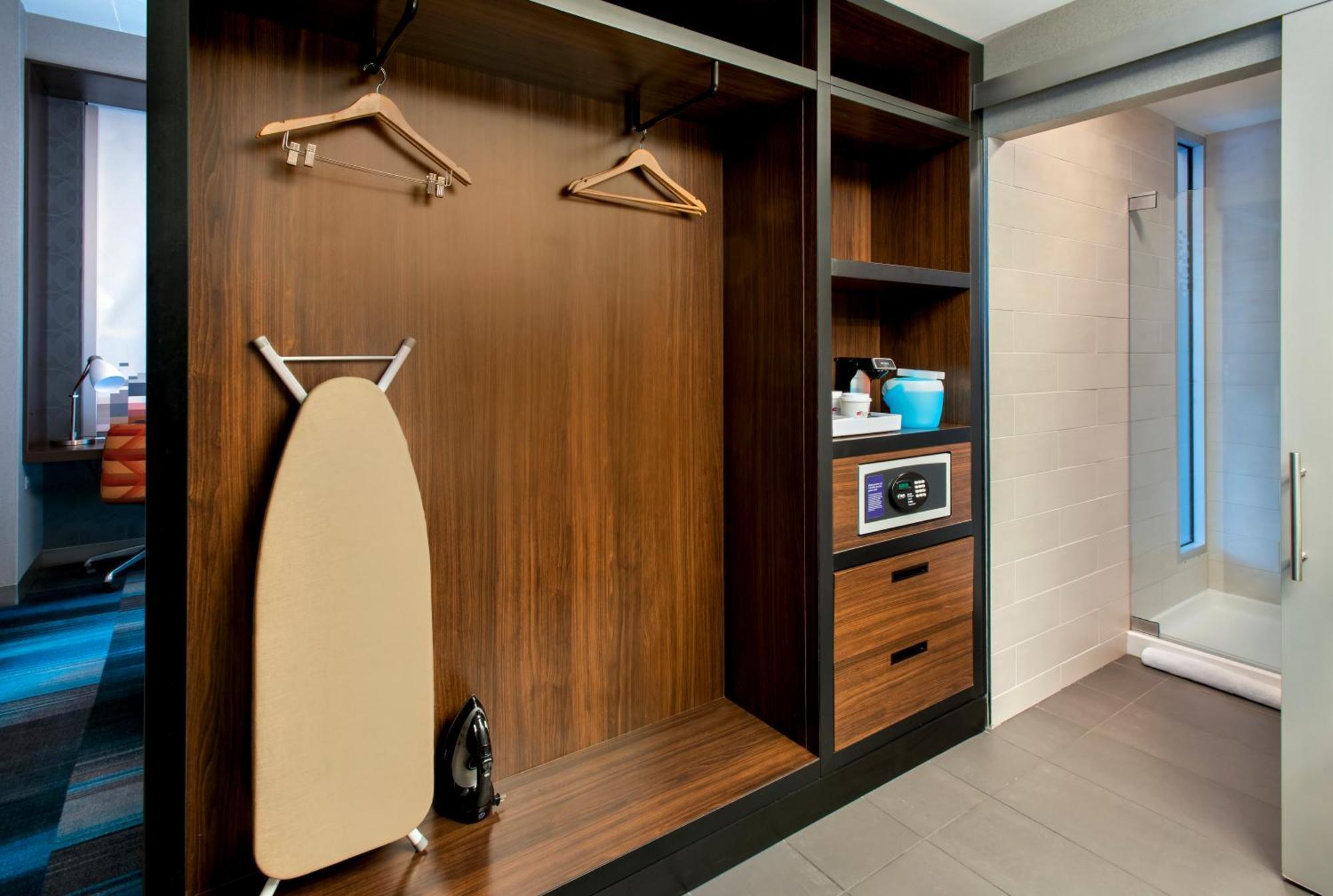 Breezy King, Larger Guest room, 1 King,1643183185:JPEG