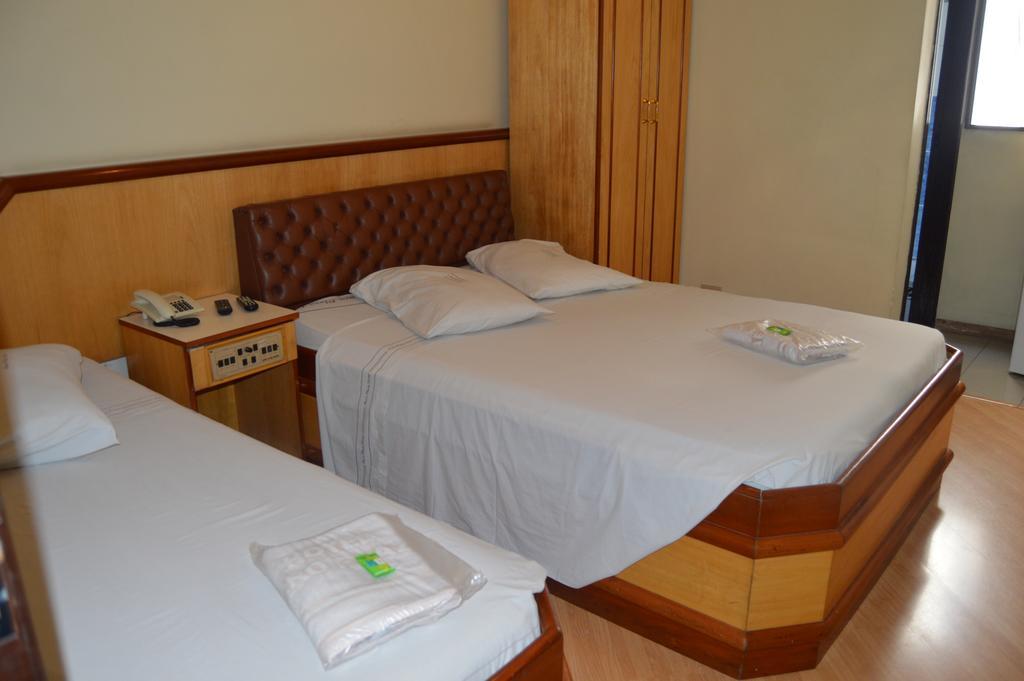 Quarto Triplo Standard com Ventoinha (1 Cama de Casal e 1 Cama Individual)