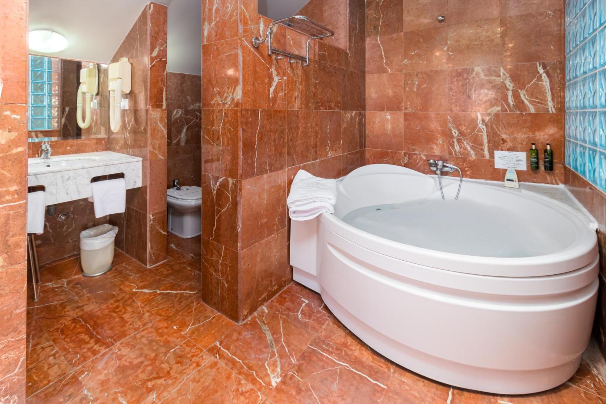 Habitación Doble con bañera de hidromasaje y acceso al spa