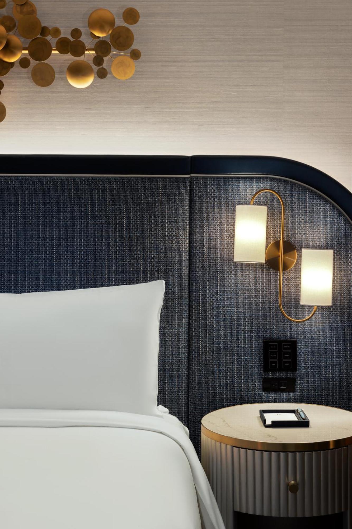 Gold con cama extragrande y vista a la piscina