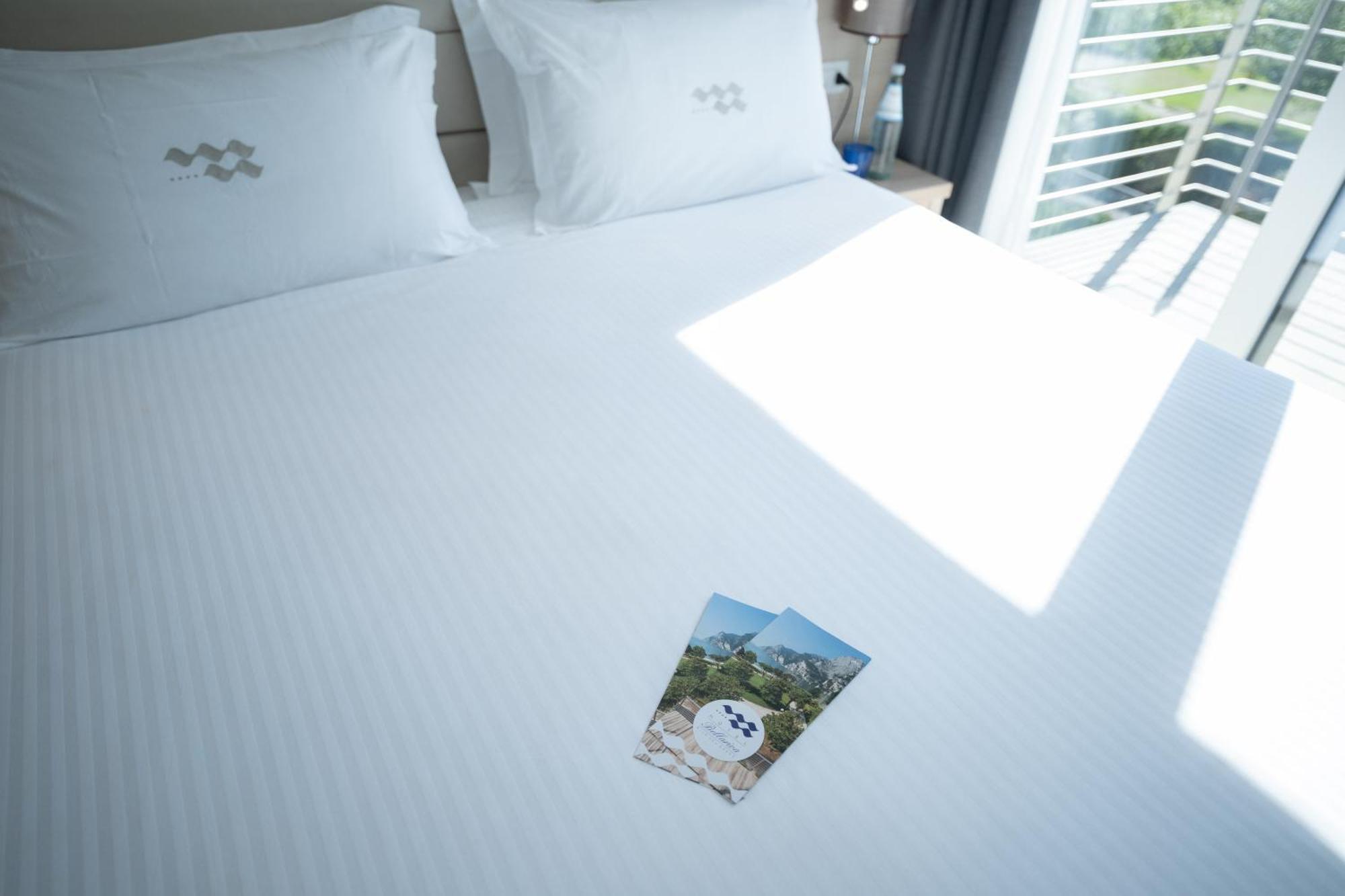 Standard-Doppelzimmer mit seitlichem Seeblick