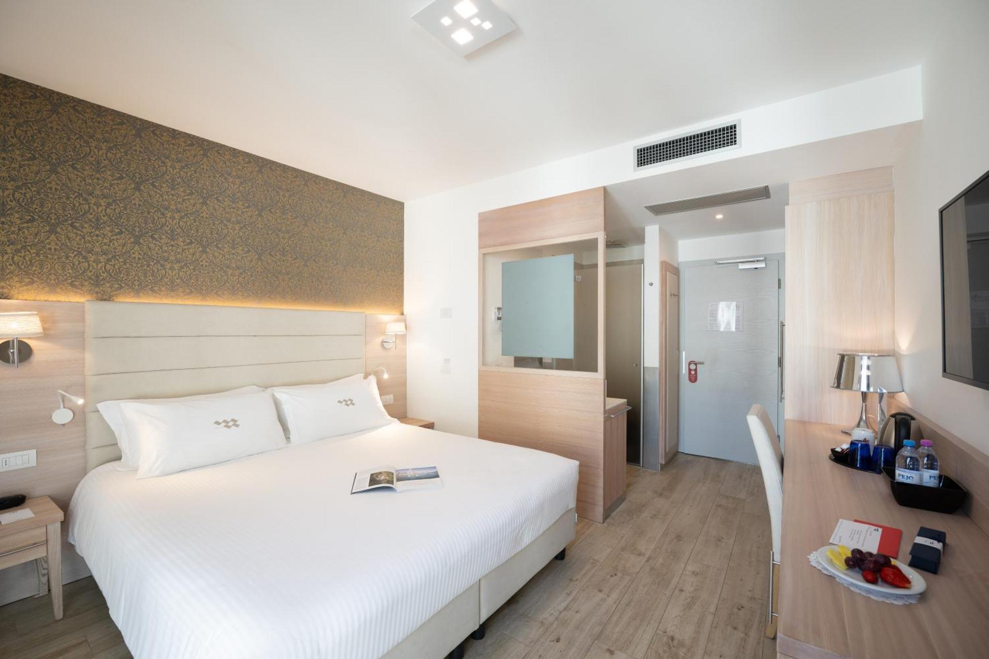 Komfort-Doppelzimmer mit seitlichem Seeblick und Balkon